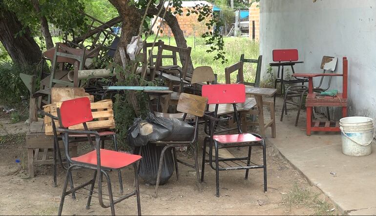 Muebles deteriorados en la escuela Nueva Asunción, de Villa Hayes.