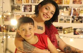 Andrea Valobra y su hijo Tino Arriola lanzarán la canción "Como en cada Navidad".