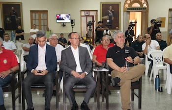 El Ministro del Interior, Enrique Riera, y el Ministro de Defensa Nacional, Óscar González, durante la reunión con los representantes de las Fuerzas Armadas y Policiales.