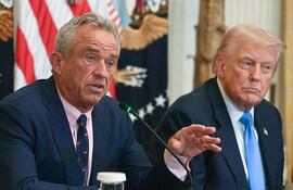 El presidente de Estados Unidos, Donald Trump (d) y el secretario de Salud, Robert F. Kennedy Jr. (i). (archivo)