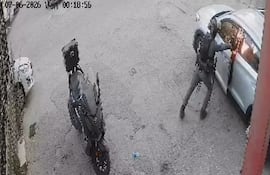 Momento del vídeo en el que el agente israelí cierra la puerta del coche tras lanzar una granada aturdidora.