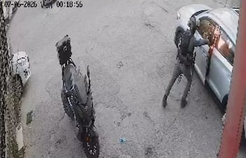 Momento del vídeo en el que el agente israelí cierra la puerta del coche tras lanzar una granada aturdidora.