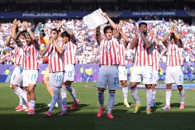 Matías Galarza de Paraguay y sus compañeros aplauden a los aficionados antes del partido de octavos de final de la Copa Mundial de la FIFA 2026 entre Paraguay y Francia en el Philadelphia Stadium, en Filadelfia, Pensilvania.