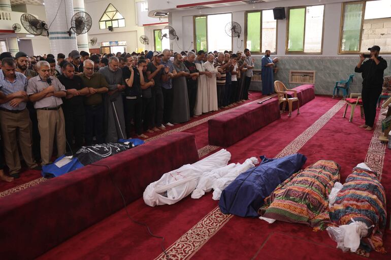 Los cuerpos de seis miembros de una la familia palestina Abu Hilal, quienes murieron en un ataque con misiles en Rafah al sur de la Franja de Gaza.