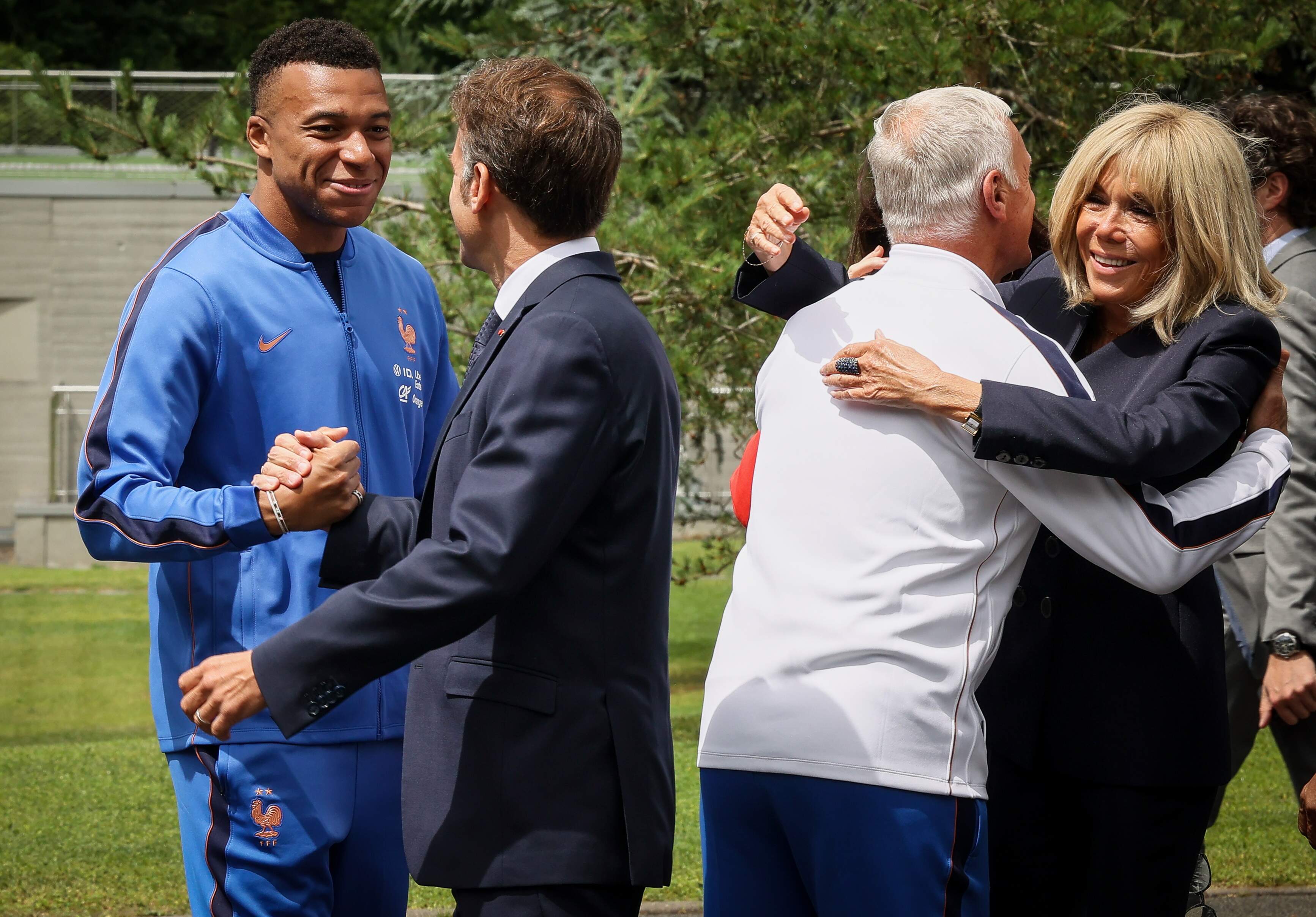 El presidente de Francia Emmanuel Macron,y su esposa Brigitte Macron dan la bienvenida a su selección encabezada por Kylian Mbappe y el entrenador Didier Deschamps.