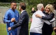El presidente francés Emmanuel Macron y su esposa Brigitte Macron son recibidos por el jugador francés Kylian Mbappé y el director técnico de la selección, Didier Deschamps, en el centro de entrenamiento de la selección nacional de fútbol antes de la Copa del Mundo de la FIFA en Clairefontaine, al oeste de París, Francia, 02 de junio de 2026. (Mundial de Fútbol, Francia) EFE/EPA/THOMAS PADILLA / POOL MAXPPP OUT