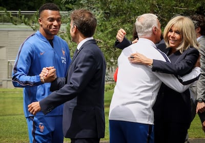 El presidente francés Emmanuel Macron y su esposa Brigitte Macron son recibidos por el jugador francés Kylian Mbappé y el director técnico de la selección, Didier Deschamps, en el centro de entrenamiento de la selección nacional de fútbol antes de la Copa del Mundo de la FIFA en Clairefontaine, al oeste de París, Francia, 02 de junio de 2026. (Mundial de Fútbol, Francia) EFE/EPA/THOMAS PADILLA / POOL MAXPPP OUT