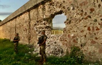 El director enfatizó que, pese a que el agujero se ve grande, el muro no sufrió afectación en su base ni corre peligro de caída total.