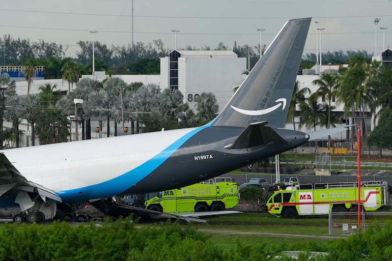 Fotografía de un avión de carga con el logotipo de Amazon este domingo, en el Aeropuerto Internacional de Miami (EE.UU.). EFE/ Alberto Boal