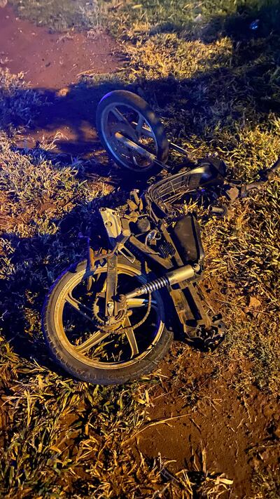 La motocicleta involucrada en el mortal percance quedó destrozada.