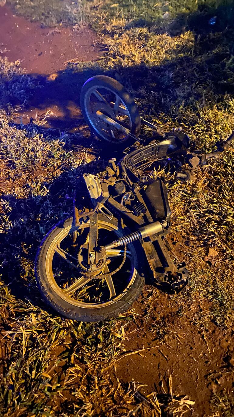 La motocicleta involucrada en el mortal percance quedó destrozada.