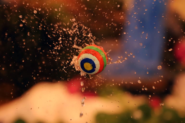 Otro de los atractivos es la pelotita danzarina que gira en el aire impulsada por un chorro constante de agua.