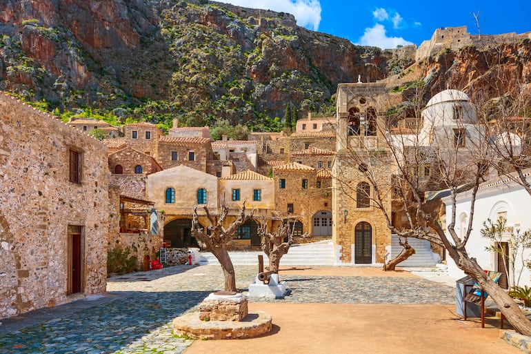 Monemvasia casas y la iglesia, Peloponeso, Grecia.