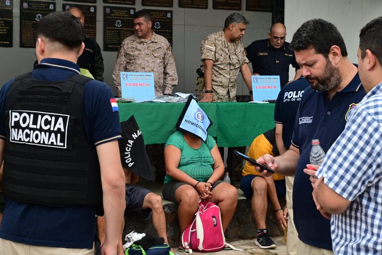 Evidencias y detenidos tras el megaoperativo en el Pantanal de Lambaré este sábado.