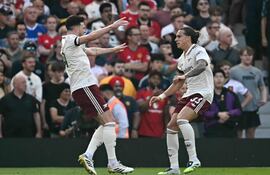 Riccardo Calafiori (d) anotó el único gol para el triunfo del Arsenal.