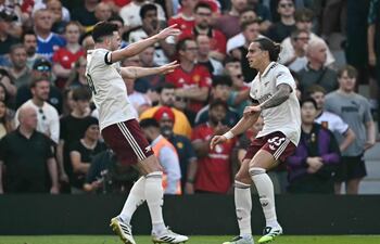 Riccardo Calafiori (d) anotó el único gol para el triunfo del Arsenal.