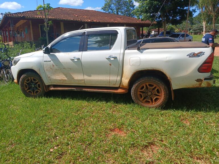 La camioneta Toyota Hilux blanca que portaba una chapa correspondiente a otro vehículo y tenía el número de chasís visiblemente adulterado fue requisada durante el operativo policial.