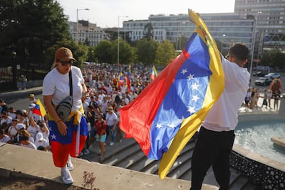 Un momento de la concentración convocada bajo el lema 'Alcemos la voz por el cambio en Venezuela' con motivo de la celebración de las elecciones presidenciales venezolanas y en apoyo a Edmundo González y a María Corina Machado este domingo en la plaza de Colón, en Madrid.