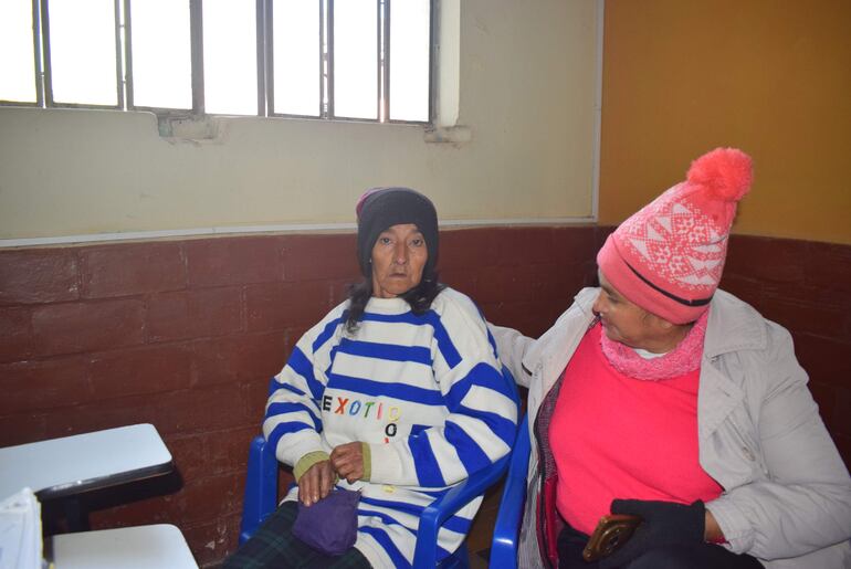 Florencia Estigarribia, junto a su vecina Laura Colmán, durante la audiencia preliminar del caso de su hija, Felicita Estigarribia.