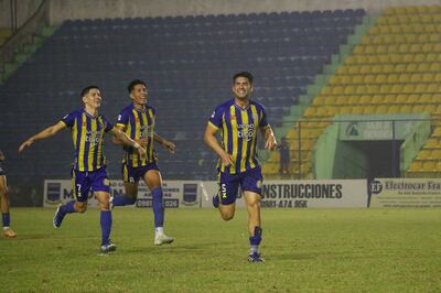 Marcelo Riquelme sale a festejare el tanto del triunfo "escobero", perseguido por Francisco Pacher y Justo Roa. (Foto: APF)