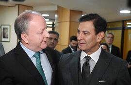 Carlos Fernández Valdovinos, ministro de Economía; y el senador Silvio "Beto" Ovelar, tras la presentación del proyecto de presupuesto 2026.