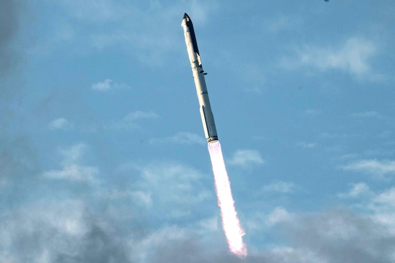 (ARCHIVO) El vuelo 14 de Starship, de SpaceX, despega desde Starbase, la base de la compañía en Texas, Estados Unidos, el 28 de septiembre de 2026.