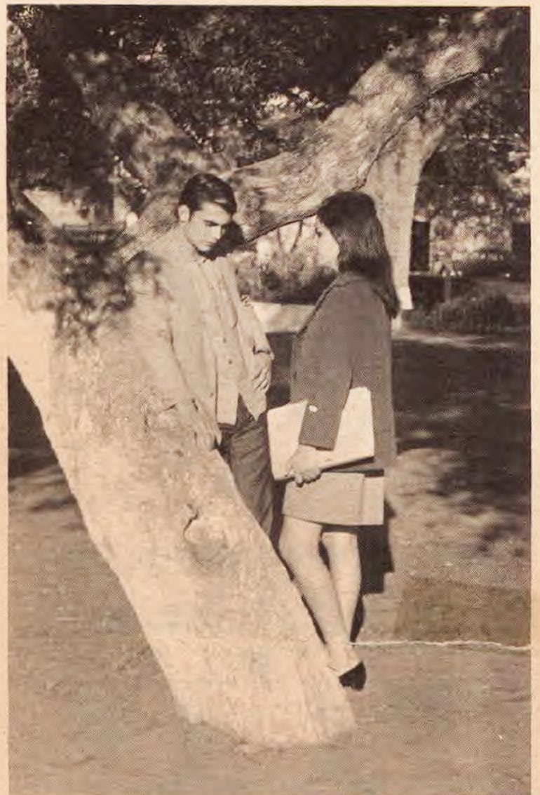 Festival de Cine Colegial en 1968. Víctor Hugo Machoqui y María Teresa Bolla durante los ensayos.