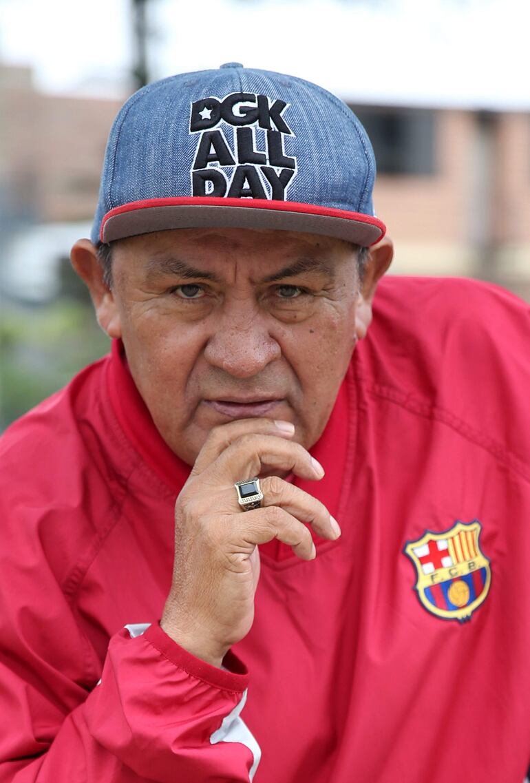 LM07. BOGOTÁ (COLOMBIA), 30/12/2024.- Fotografía de archivo del 24 de octubre de 2015 del exfutbolista peruano Hugo 'Cholo' Sotil durante una entrevista con EFE en Lima (Perú). La muerte a los 75 años del mítico exdelantero Hugo 'Cholo' Sotil, enlutó este lunes al fútbol de Perú, donde siempre será recordado como "un ejemplo de talento, entrega y amor al deporte", según destacó el Gobierno peruano. EFE/ Ernesto Arias
