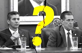 Santiago Peña con chaqueta clara y Horacio Cartes con chaqueta oscura y gafas, ambos en una reunión formal con expresiones serias.