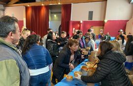 Paraguayos en España compartieron vorí vorí en homenaje a al Virgen de Caacupé.