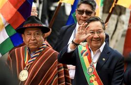 El presidente de Bolivia, Luis Arce (d), y el vicepresidente, David Choquehuanca (i), asisten a los actos oficiales del Bicentenario de la Independencia del país hoy.