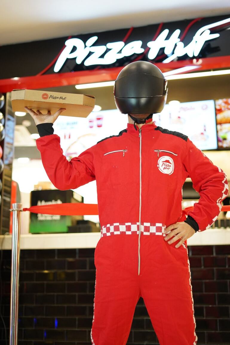 El delivery de Pizza Hut.