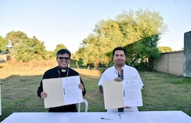 El intendente municipal de Pilar, Fernando Ramírez (ANR), y el obispo de Misiones y Ñeembucú, Osmar López, exhiben el convenio firmado para la construcción de una Unidad de Salud de la Familia (USF).