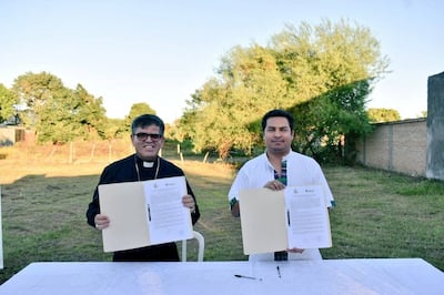 El intendente municipal de Pilar, Fernando Ramírez (ANR), y el obispo de Misiones y Ñeembucú, Osmar López, exhiben el convenio firmado para la construcción de una Unidad de Salud de la Familia (USF).