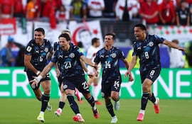 Matías Galarza de Paraguay celebra con sus compañeros de equipo tras anotar el primer gol del equipo durante el partido del Grupo D de la Copa Mundial de la FIFA 2026 entre Turquía y Paraguay en el San Francisco Bay Area Stadium, en Santa Clara, California.