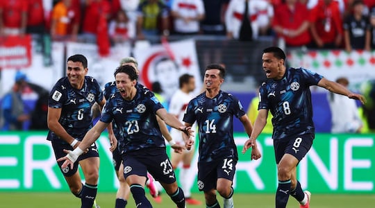 Matías Galarza #23 de Paraguay celebra con sus compañeros tras marcar el primer gol de su equipo durante el partido del Grupo D de la Copa Mundial de la FIFA 2026 entre Turquía y Paraguay en el Estadio del Área de la Bahía de San Francisco el 19 de junio de 2026 en Santa Clara, California.