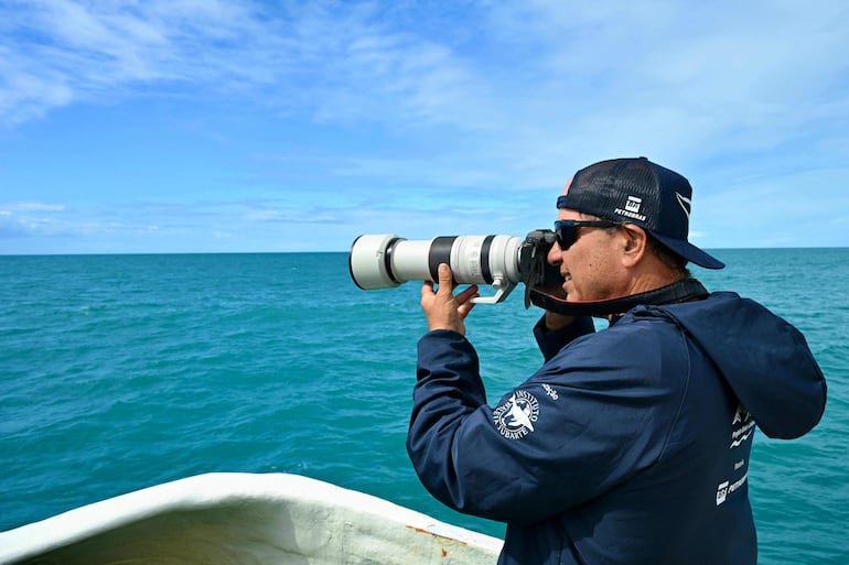 Enrico Marcovaldi, investigador y subdirector del Instituto de la Ballena Jorobada, toma fotografías en el archipiélago de Abrolhos, estado de Bahía, Brasil, el 18 de agosto de 2026.
