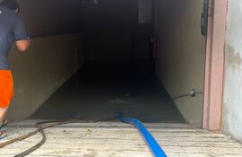 Inundación del subsuelo del edificio Look de Asunción a causa de un caño roto de la Essap.