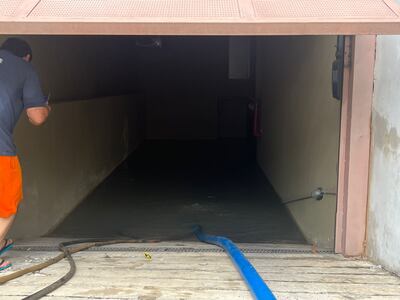 Inundación del subsuelo del edificio Look de Asunción a causa de un caño roto de la Essap.