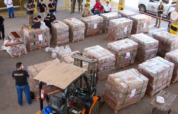 Agentes de la Senad verifican los pisos de parquet que contienen la droga oculta en su interior, gracias a un trabajo casi artesanal efectuado en una carpintería de Caaguazú.