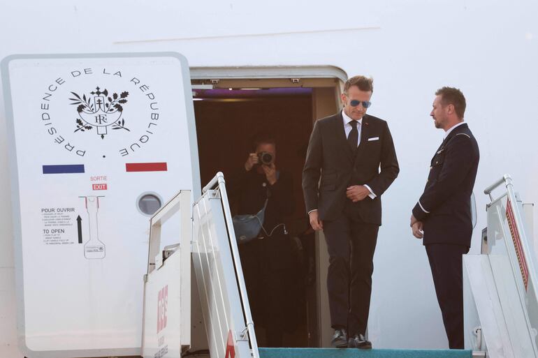 El presidente de Francia, Emmanuel Macron, llega a Ankara para la cumbre de líderes de la OTAN.