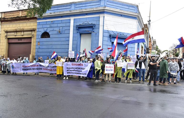 Protesta en medio de una de las primeras reuniones tripartitas realizadas tras despidos masivos en Itaipú.