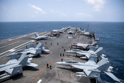Aviones de combate en la cubierta del portaaviones USS George Washington.
