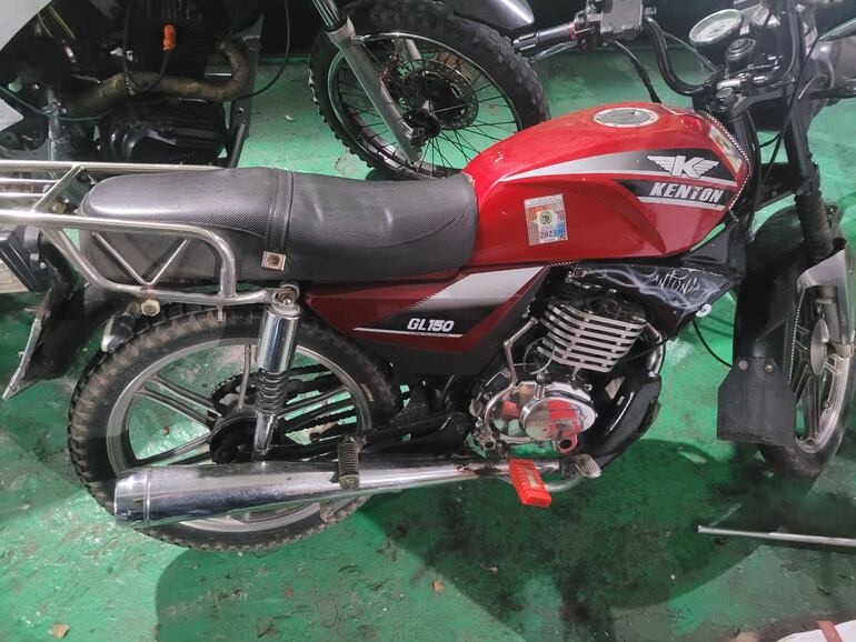 Los dos detenidos por hurto de instrumentos odontológicos, que fueron recuperados en el poder de los mismos.