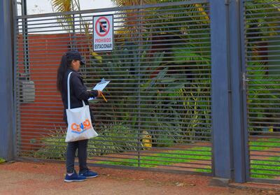Una censista recorriendo las calles de Villarrica durante el Censo Nacional 2022. El director del INE, Iván Ojeda, sigue explicando por qué la población paraguaya "se redujo".