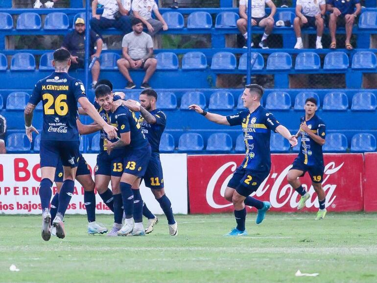 Los jugadores de Sportivo Trinidense celebran un gol en el partido frente a Sportivo Luqueño por la sexta fecha del torneo Clausura 2025 de la Primera División de Paraguay en el estadio Luis Alfonso Giagni, en Villa Elisa, Paraguay.