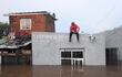 Una persona observa una inundación desde el techo de una vivienda este sábado, en Campana, Buenos Aires (Argentina). Unas 2.800 personas fueron evacuadas este sábado en la zona norte y oeste de la provincia de Buenos Aires, en medio del temporal de tres días de lluvias que afectó 30 distritos bonaerenses, según informaron fuentes oficiales.