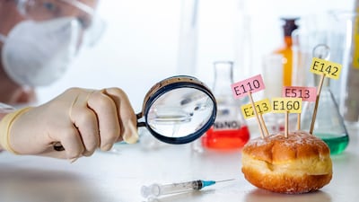 Concepto de aditivos, conservantes, colorantes alimenticios.