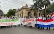 Médicos en huelga manifestándose en la mañana de hoy cerca del Congreso.