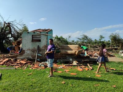 Una de las familias que quedaron prácticamente sin techo en la compañía Santa Lucía de Mbocayaty del Yhaguy.